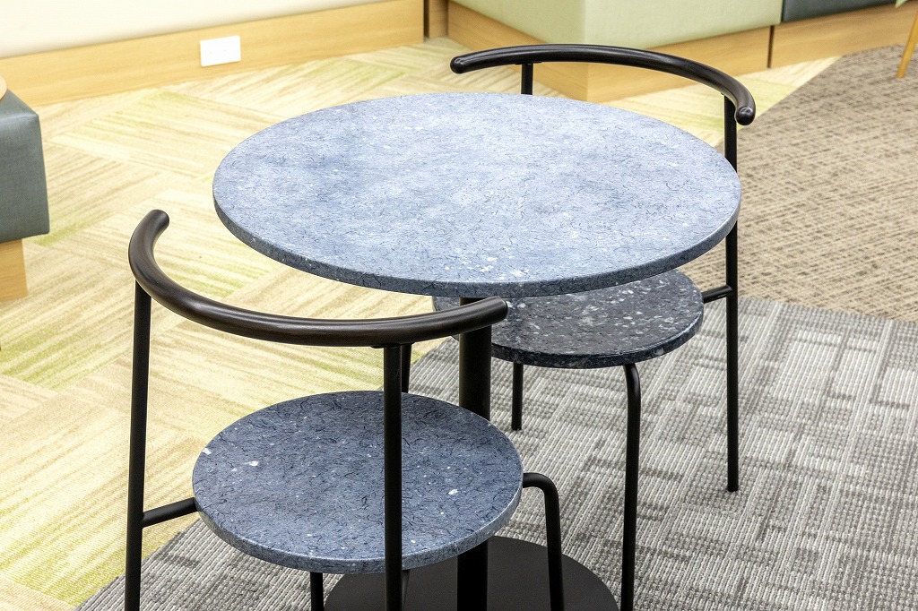 デニムをアップサイクルしたデスク＆チェア