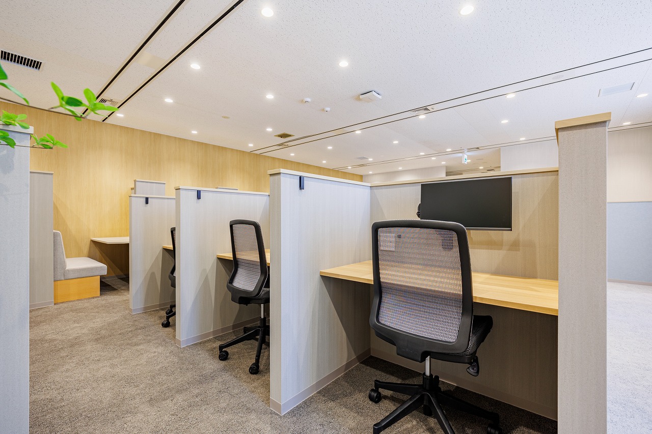 【在宅ワーク環境の調査】 新たな働き方定着の裏で浮かぶ“集中できない”実態 専用部屋があっても4割が集中できず、最大の壁は「生活音」